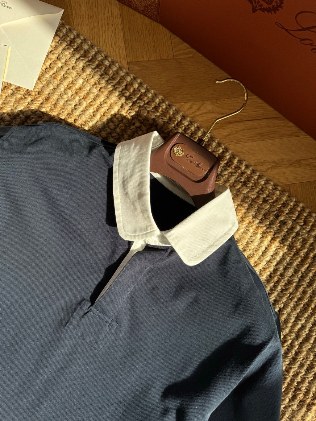 Dior – Navyblaues Polo mit weissem Kontrastkragen