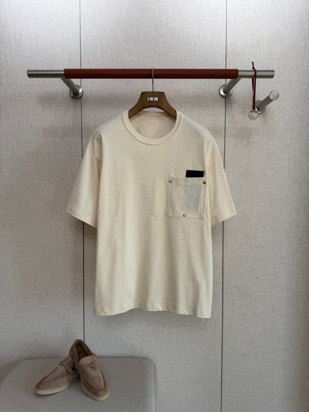Dior T-Shirt mit Mesh-Tasche – Cremefarbenes Kurzarmshirt mit Rivet