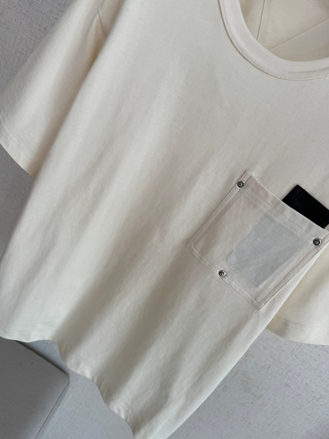 Dior T-Shirt mit Mesh-Tasche – Cremefarbenes Kurzarmshirt mit Rivet