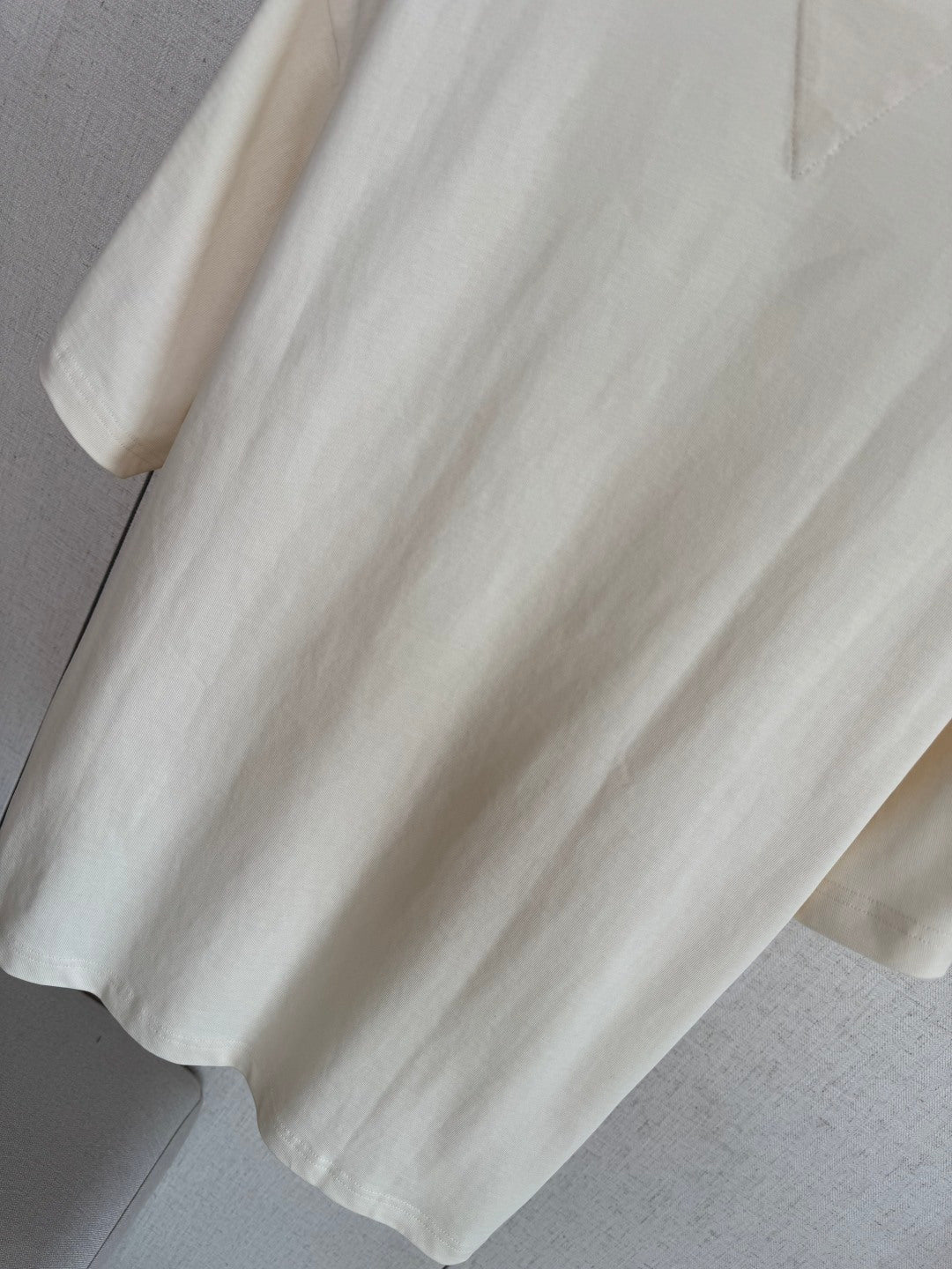 Dior T-Shirt mit Mesh-Tasche – Cremefarbenes Kurzarmshirt mit Rivet