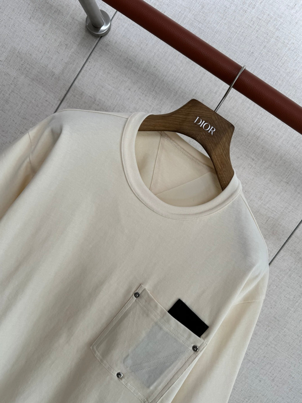 Dior T-Shirt mit Mesh-Tasche – Cremefarbenes Kurzarmshirt mit Rivet