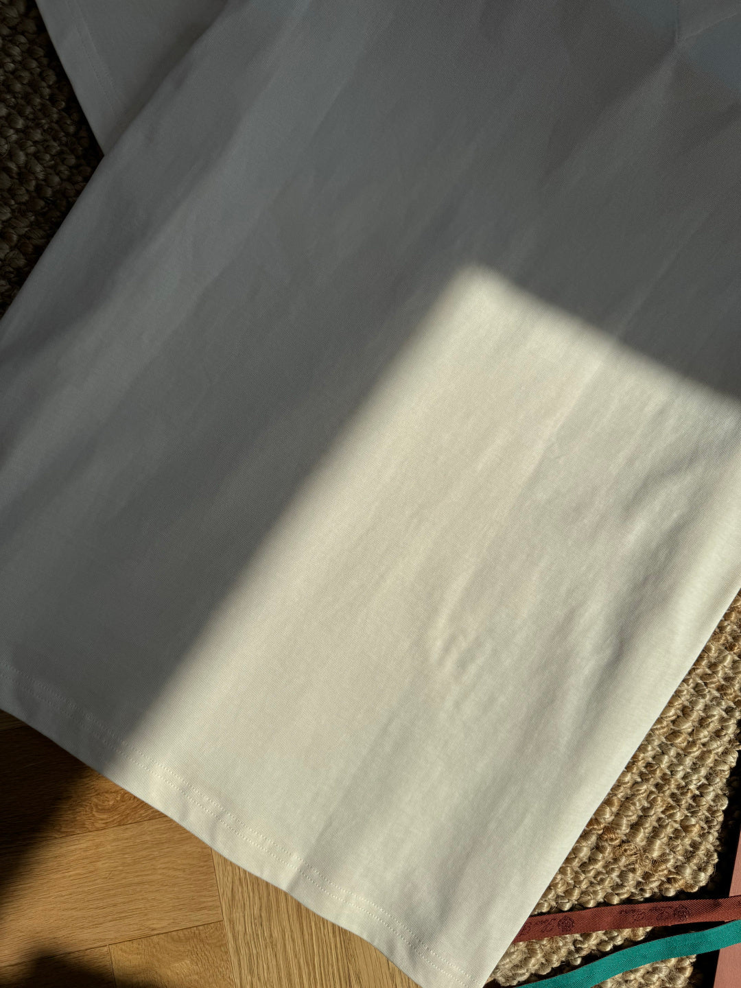 Dior T-Shirt mit Mesh-Tasche – Cremefarbenes Kurzarmshirt mit Rivet