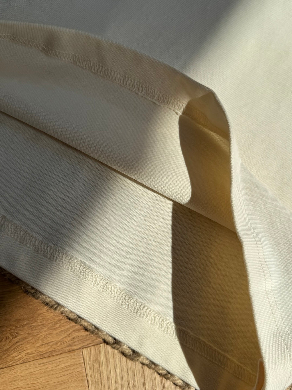 Dior T-Shirt mit Mesh-Tasche – Cremefarbenes Kurzarmshirt mit Rivet