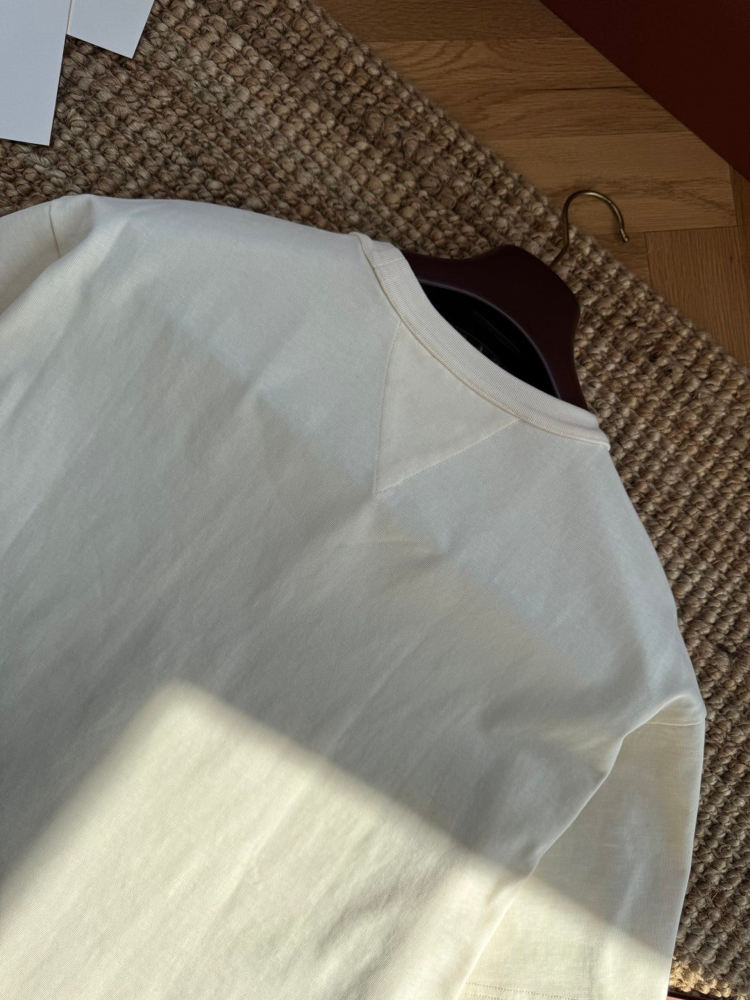 Dior T-Shirt mit Mesh-Tasche – Cremefarbenes Kurzarmshirt mit Rivet