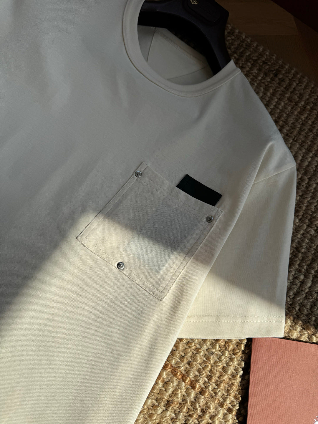 Dior T-Shirt mit Mesh-Tasche – Cremefarbenes Kurzarmshirt mit Rivet