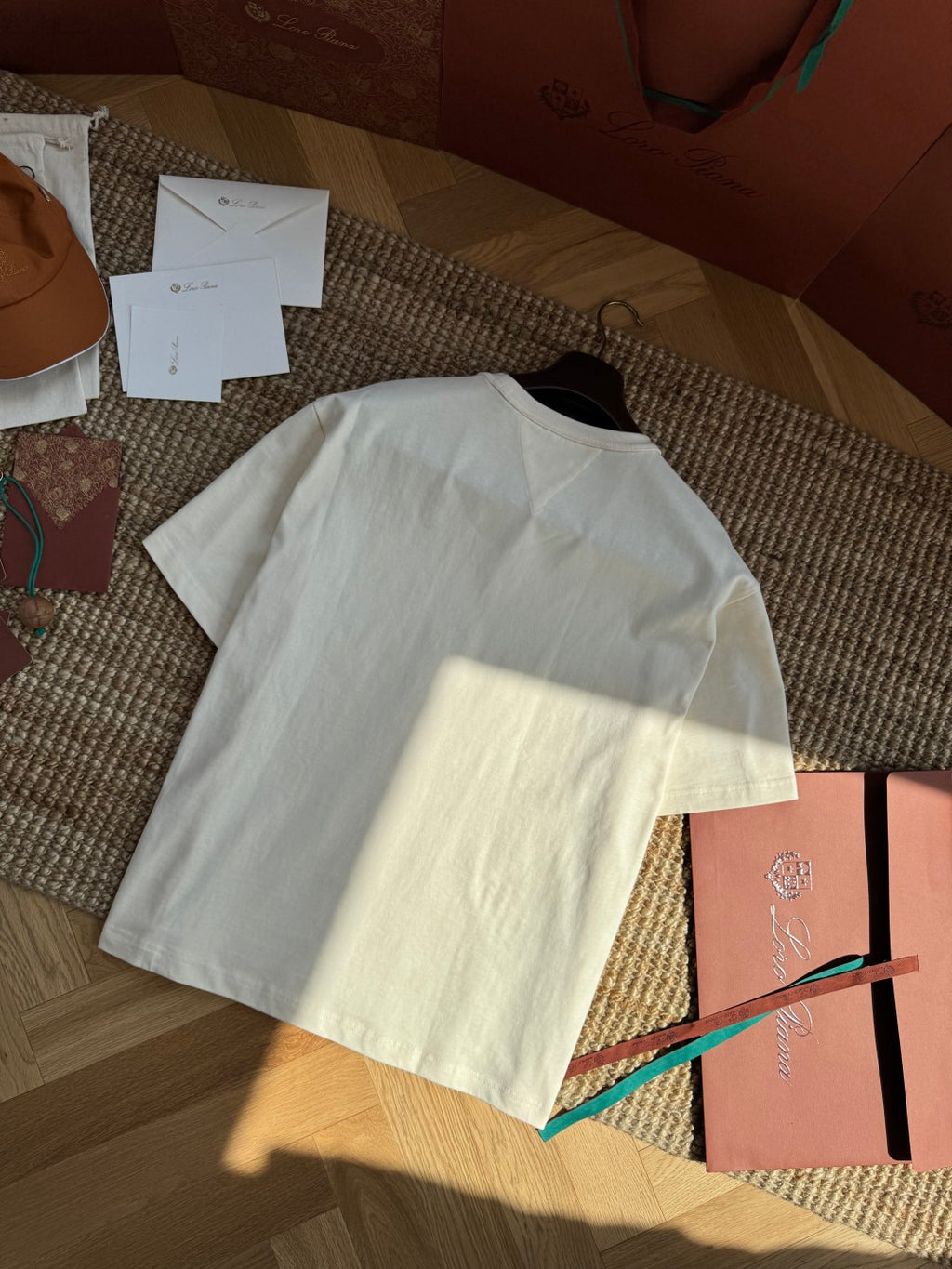 Dior T-Shirt mit Mesh-Tasche – Cremefarbenes Kurzarmshirt mit Rivet