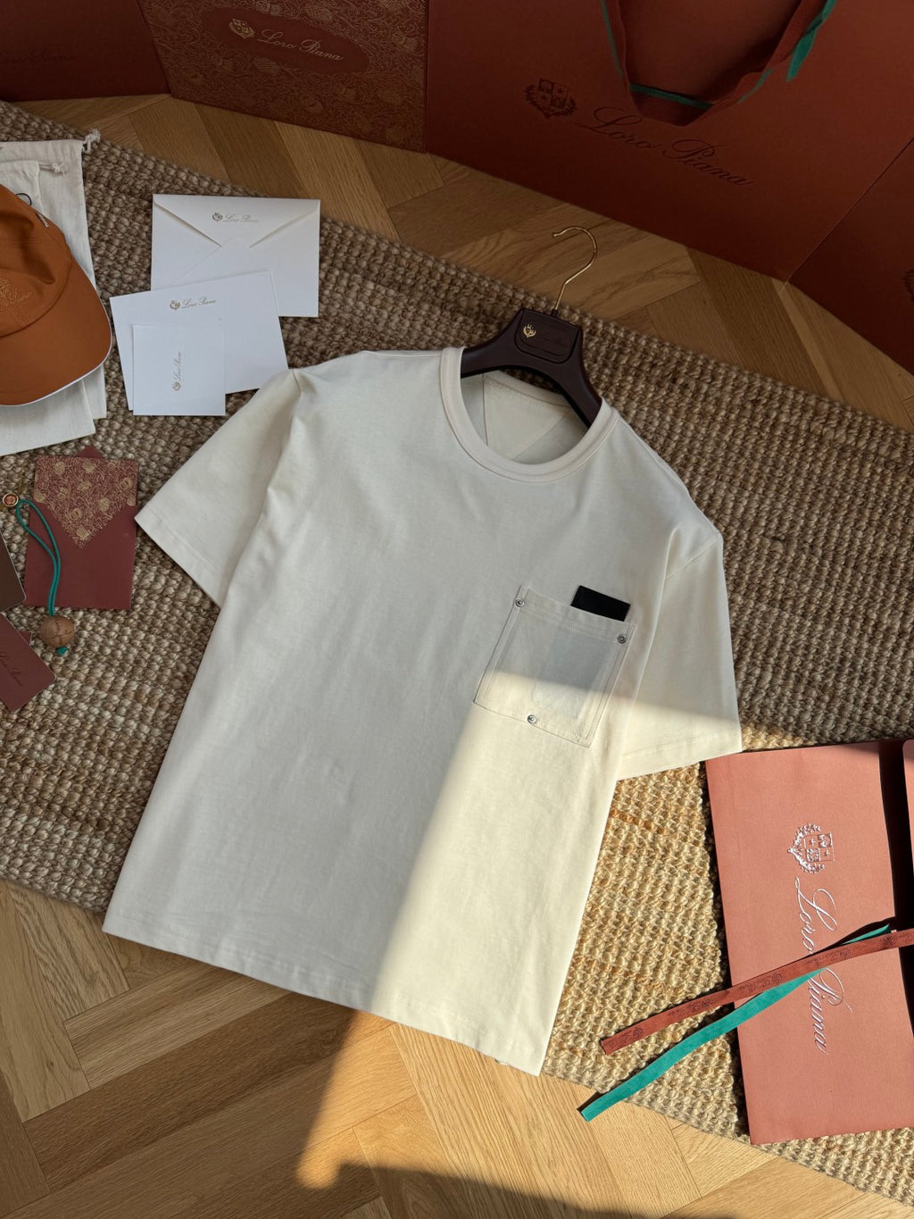 Dior T-Shirt mit Mesh-Tasche – Cremefarbenes Kurzarmshirt mit Rivet