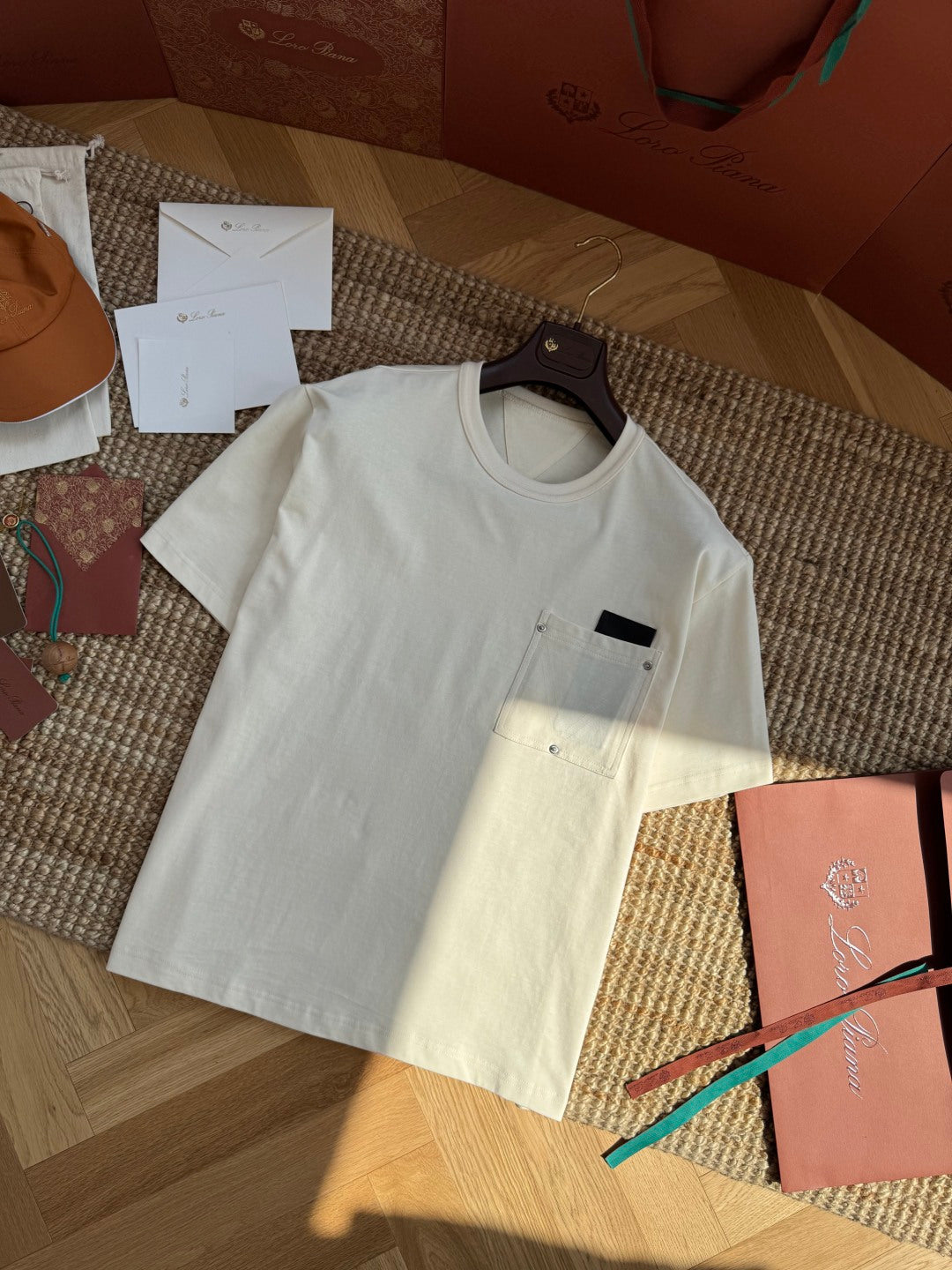 Dior T-Shirt mit Mesh-Tasche – Cremefarbenes Kurzarmshirt mit Rivet