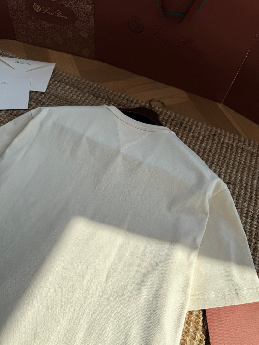 Dior T-Shirt mit Mesh-Tasche – Cremefarbenes Kurzarmshirt mit Rivet