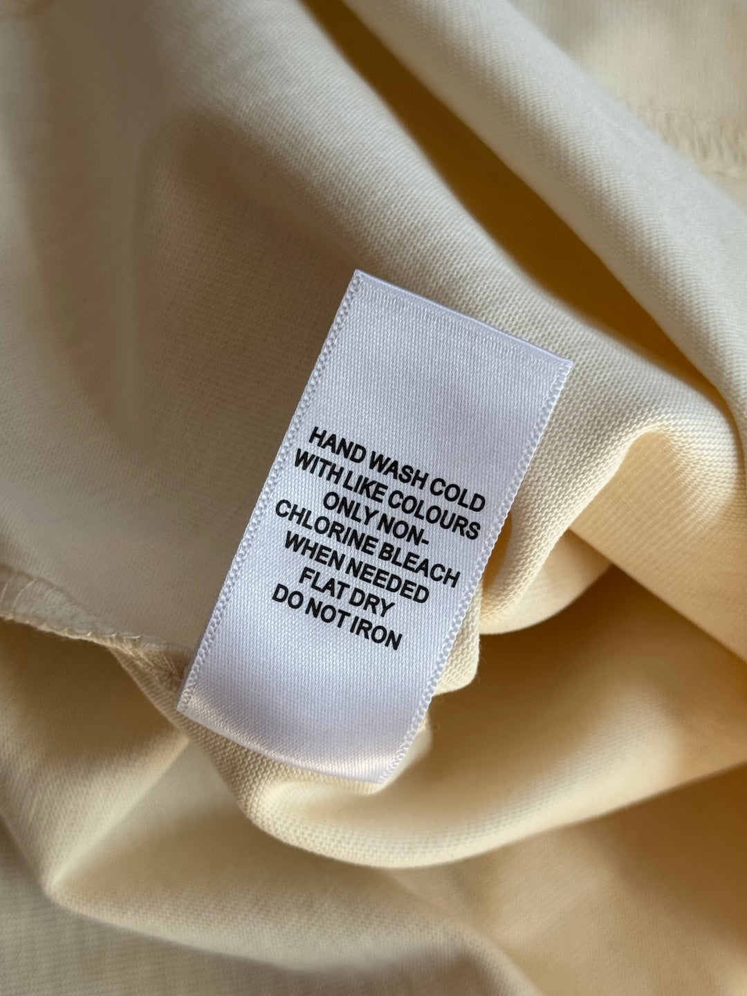 Dior T-Shirt mit Mesh-Tasche – Cremefarbenes Kurzarmshirt mit Rivet