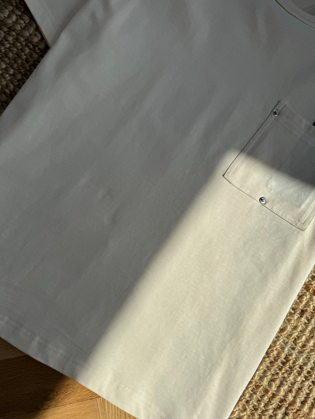 Dior T-Shirt mit Mesh-Tasche – Cremefarbenes Kurzarmshirt mit Rivet