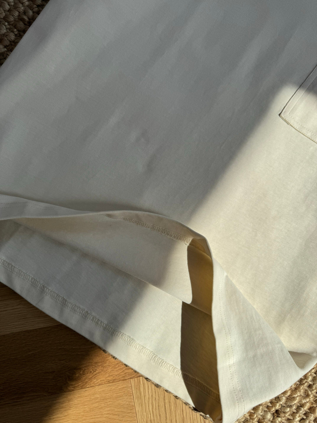 Dior T-Shirt mit Mesh-Tasche – Cremefarbenes Kurzarmshirt mit Rivet