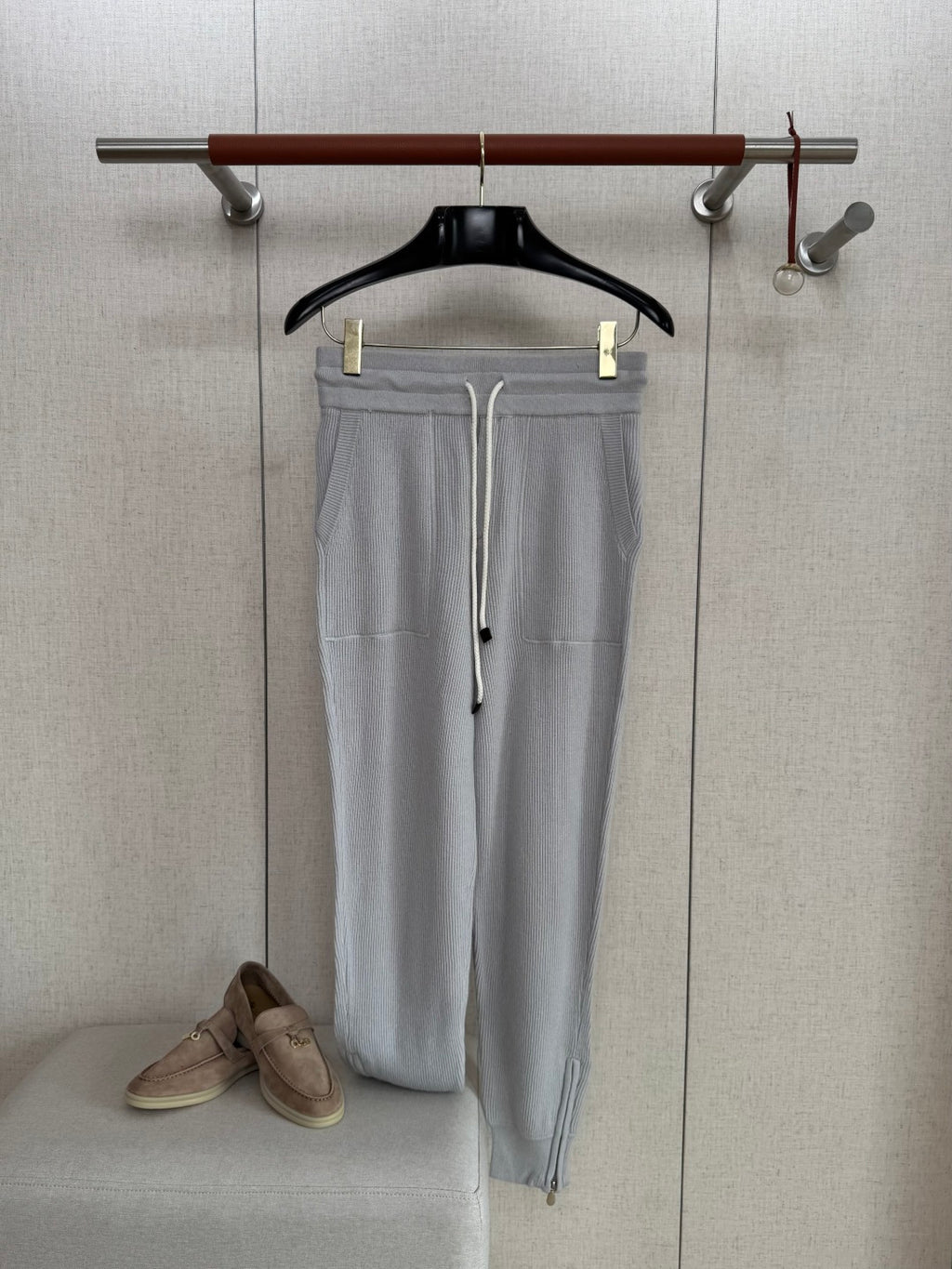 Brunello Cucinelli Hellgraue Strick-Jogpants aus Baumwolle mit Zipper am Beinabschluss