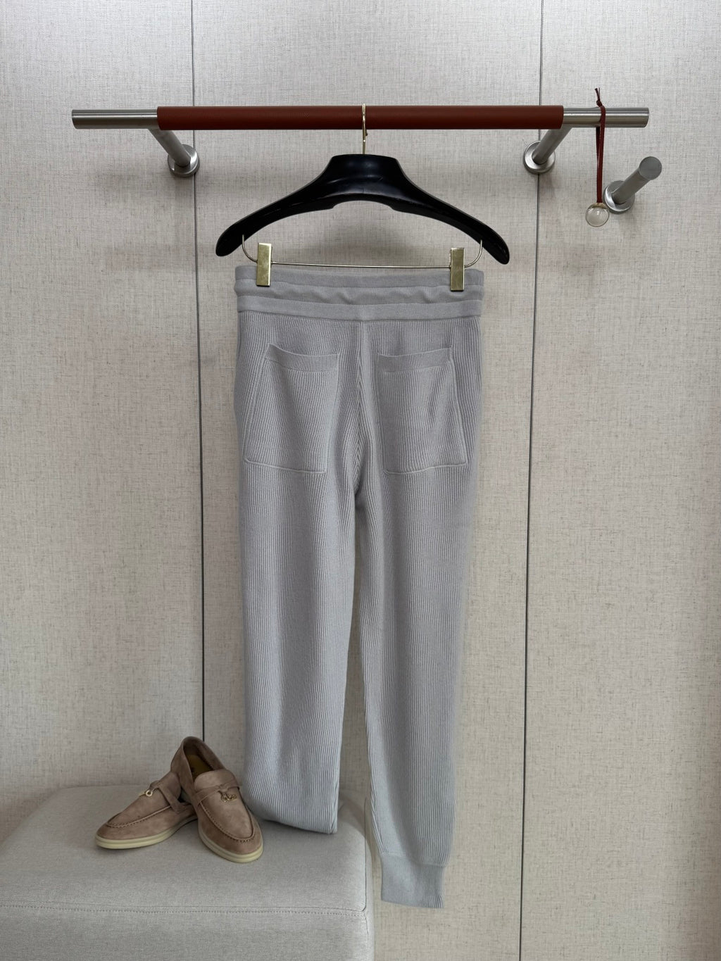 Brunello Cucinelli Hellgraue Strick-Jogpants aus Baumwolle mit Zipper am Beinabschluss