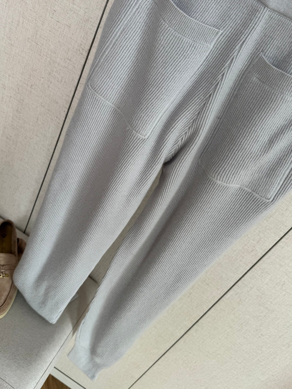 Brunello Cucinelli Hellgraue Strick-Jogpants aus Baumwolle mit Zipper am Beinabschluss
