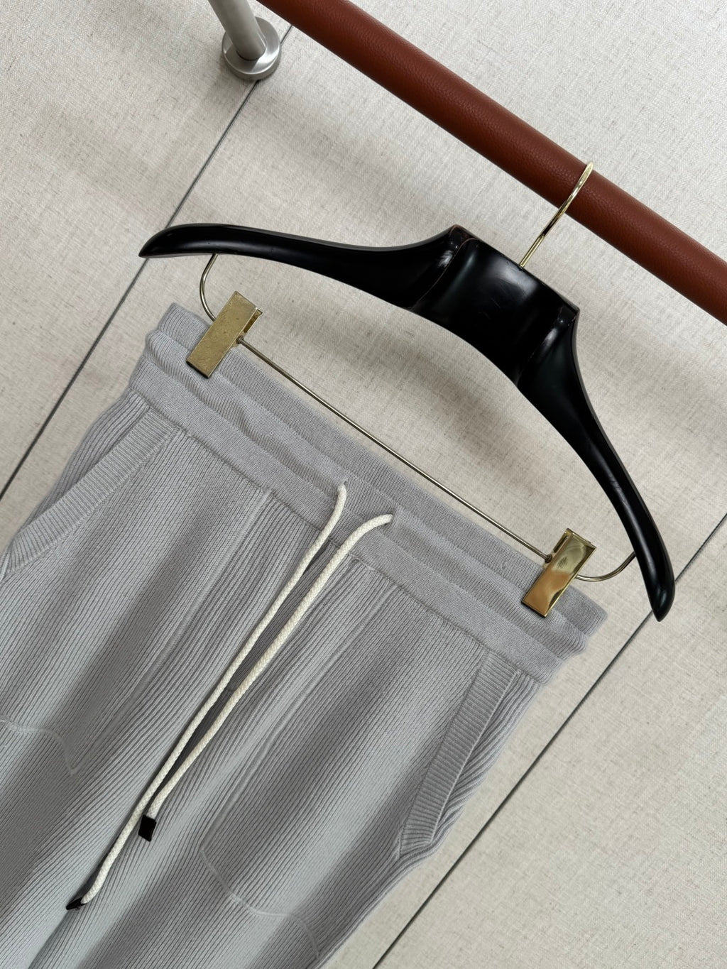 Brunello Cucinelli Hellgraue Strick-Jogpants aus Baumwolle mit Zipper am Beinabschluss