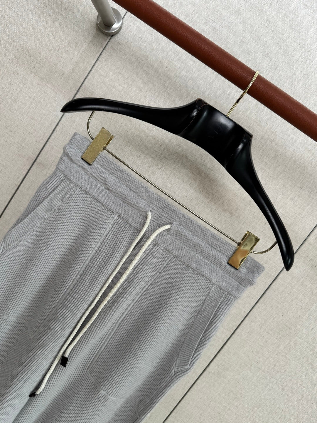 Brunello Cucinelli Hellgraue Strick-Jogpants aus Baumwolle mit Zipper am Beinabschluss