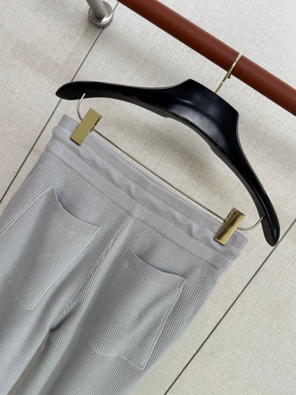 Brunello Cucinelli Hellgraue Strick-Jogpants aus Baumwolle mit Zipper am Beinabschluss