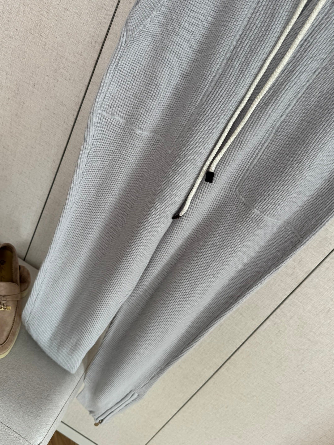 Brunello Cucinelli Hellgraue Strick-Jogpants aus Baumwolle mit Zipper am Beinabschluss