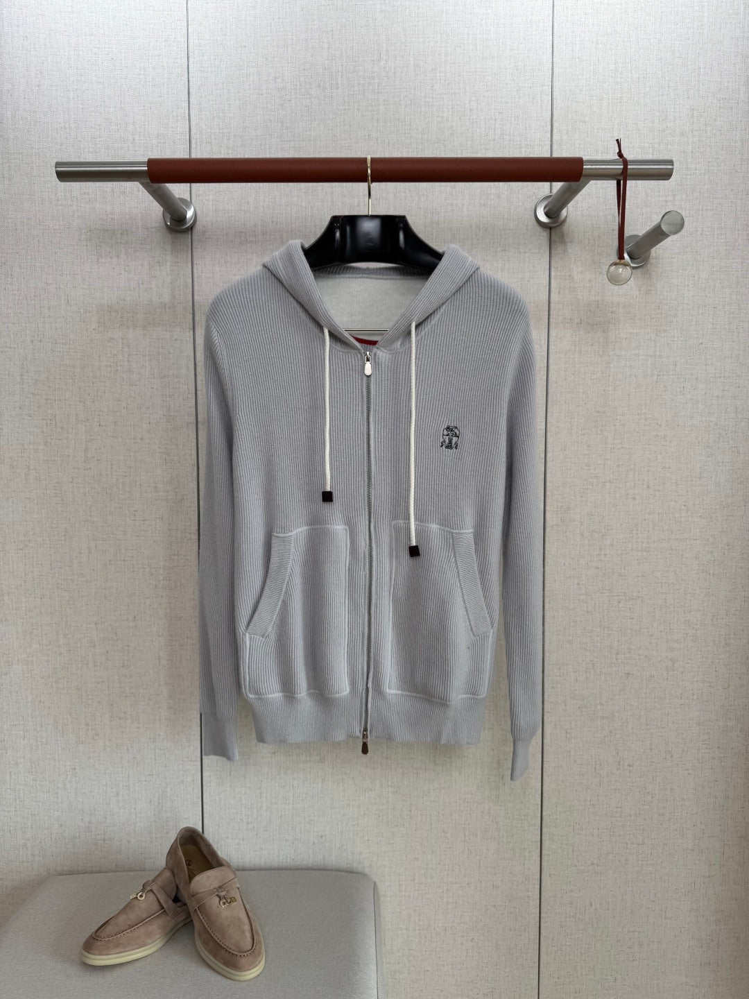 Brunello Cucinelli Hellgraue Strick-Kapuzenjacke aus Baumwolle