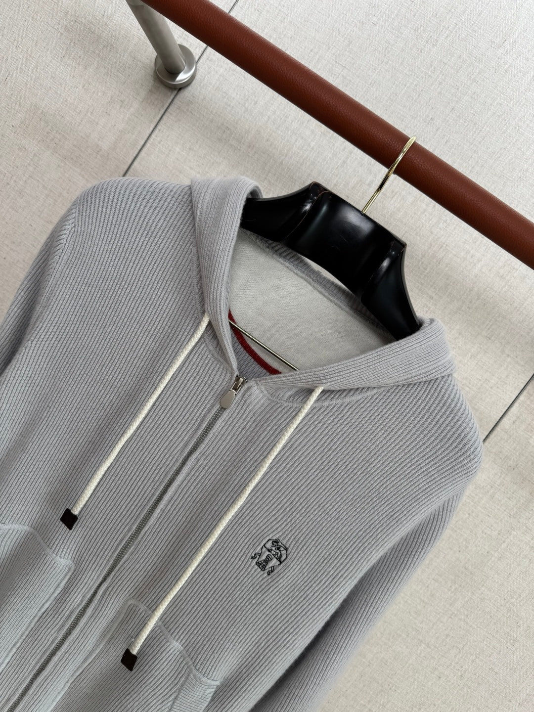 Brunello Cucinelli Hellgraue Strick-Kapuzenjacke aus Baumwolle