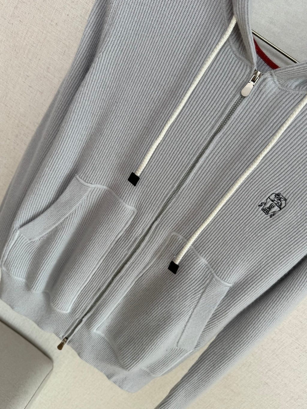 Brunello Cucinelli Hellgraue Strick-Kapuzenjacke aus Baumwolle