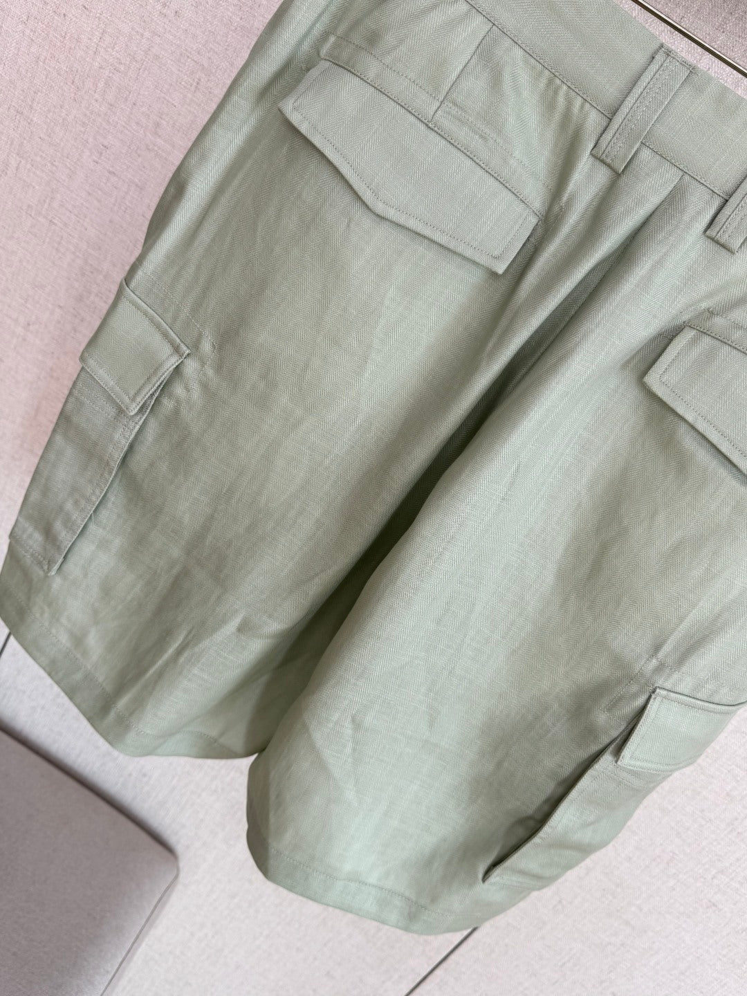 Brunello Cucinelli Cargo-Shorts in Hellgrün aus leichtem Sommerstoff