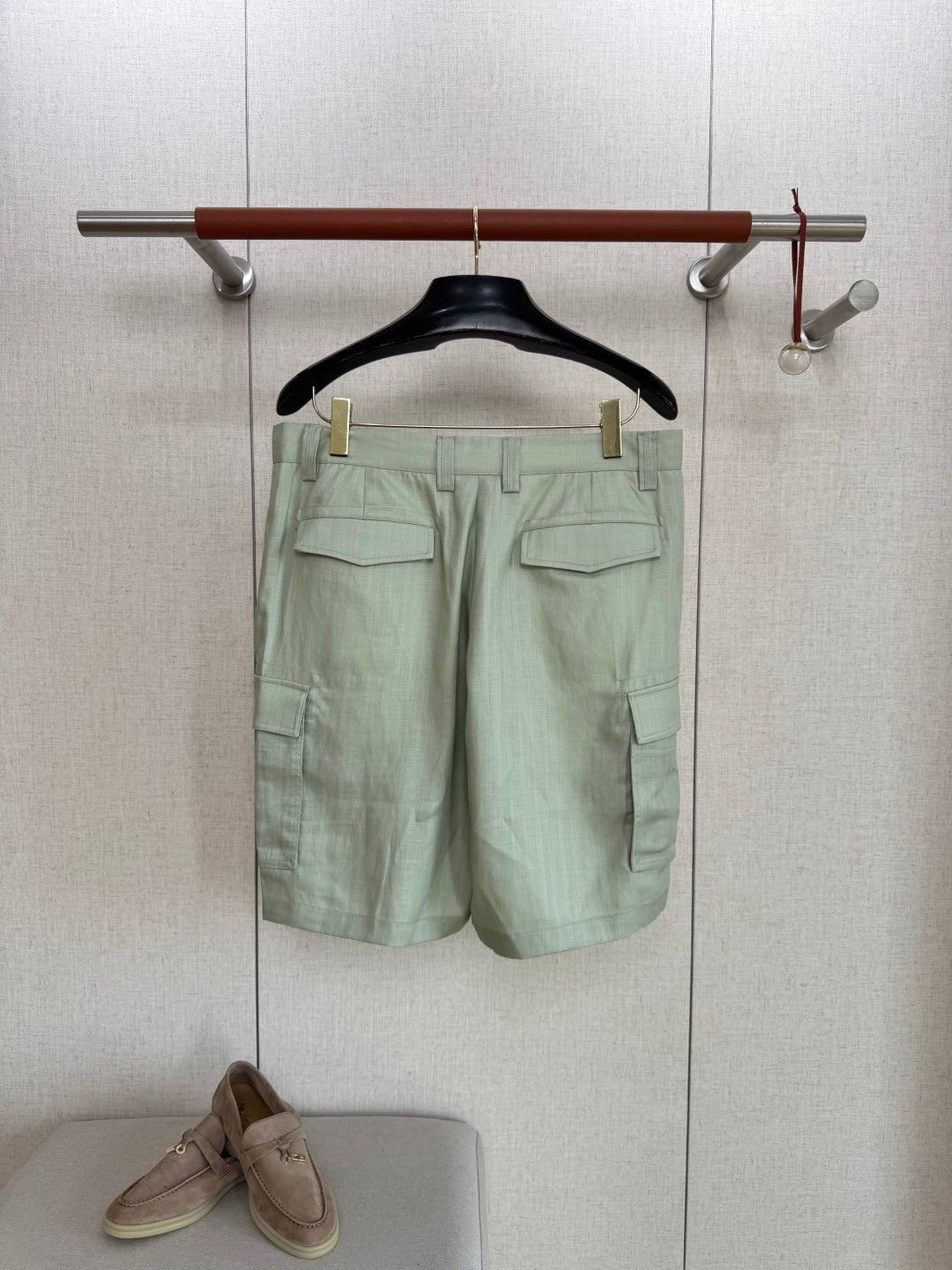 Brunello Cucinelli Cargo-Shorts in Hellgrün aus leichtem Sommerstoff