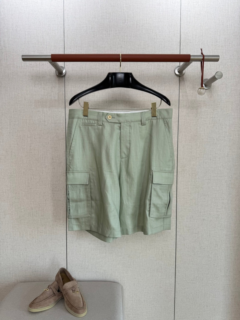 Brunello Cucinelli Cargo-Shorts in Hellgrün aus leichtem Sommerstoff