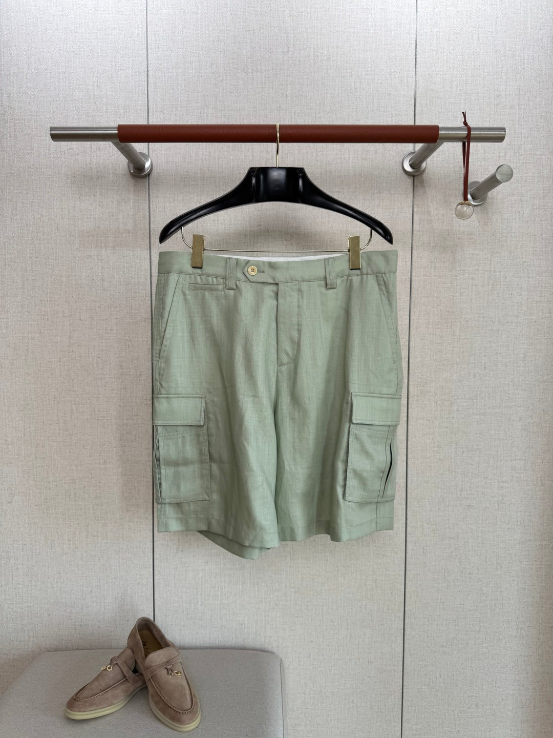 Brunello Cucinelli Cargo-Shorts in Hellgrün aus leichtem Sommerstoff