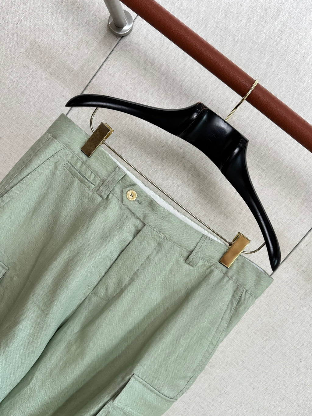 Brunello Cucinelli Cargo-Shorts in Hellgrün aus leichtem Sommerstoff