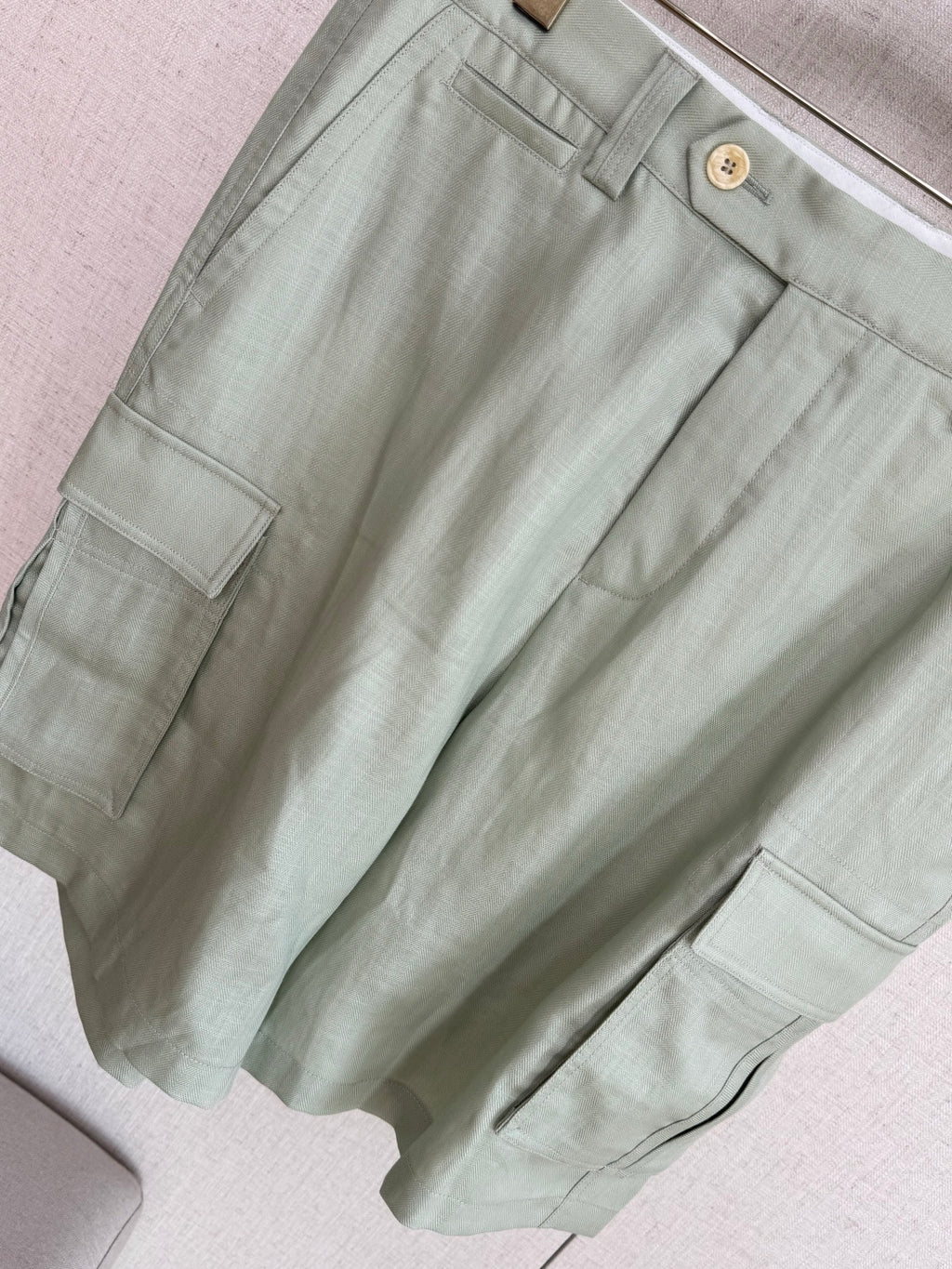 Brunello Cucinelli Cargo-Shorts in Hellgrün aus leichtem Sommerstoff