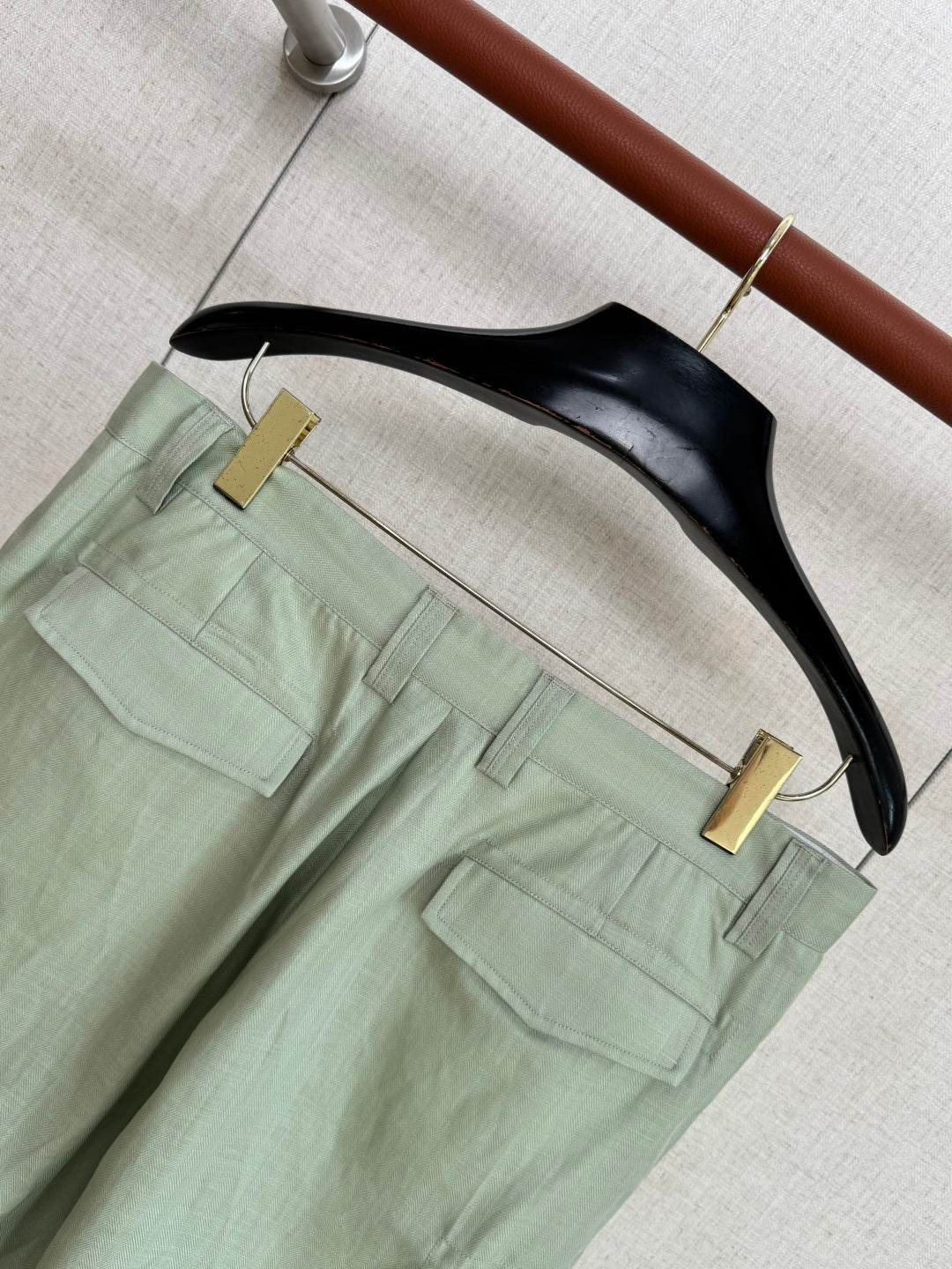 Brunello Cucinelli Cargo-Shorts in Hellgrün aus leichtem Sommerstoff