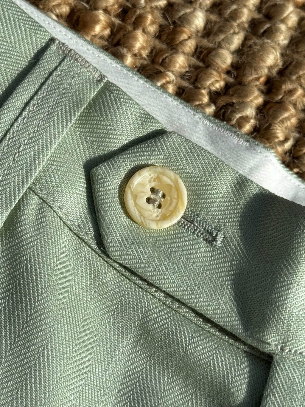 Brunello Cucinelli Cargo-Shorts in Hellgrün aus leichtem Sommerstoff