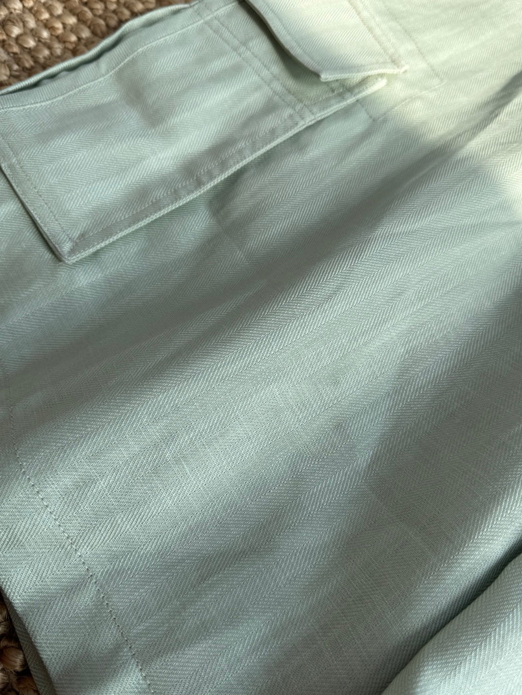 Brunello Cucinelli Cargo-Shorts in Hellgrün aus leichtem Sommerstoff