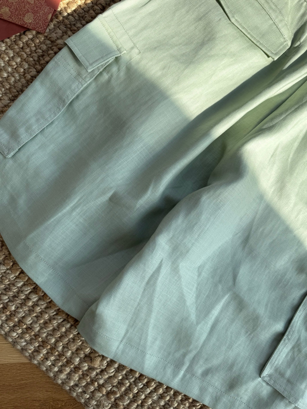 Brunello Cucinelli Cargo-Shorts in Hellgrün aus leichtem Sommerstoff