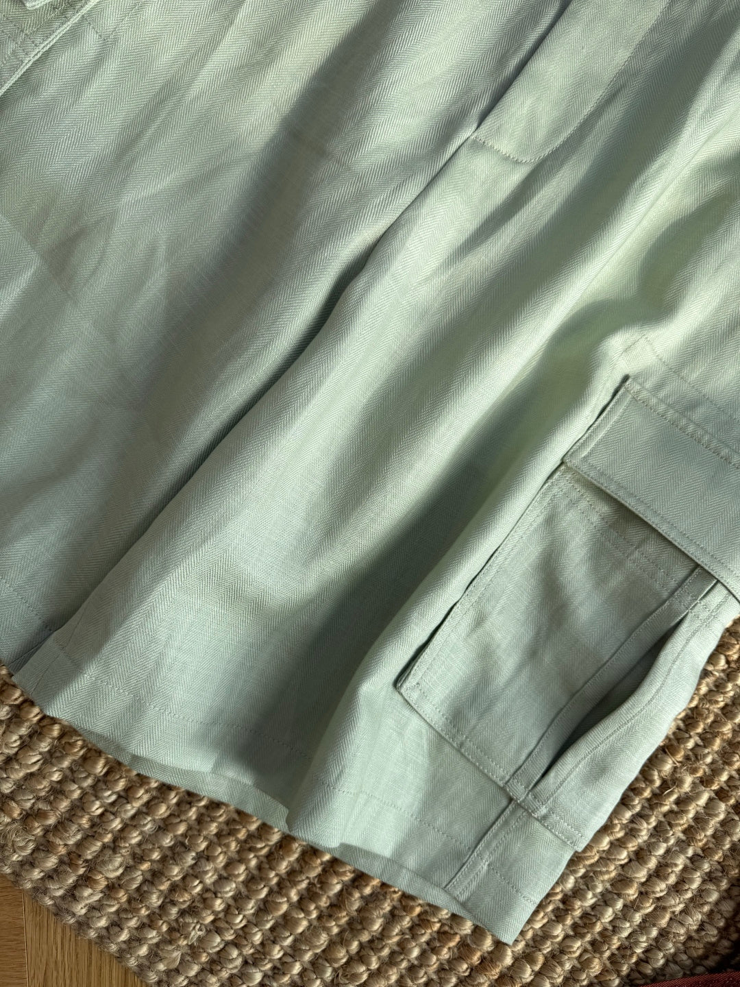 Brunello Cucinelli Cargo-Shorts in Hellgrün aus leichtem Sommerstoff