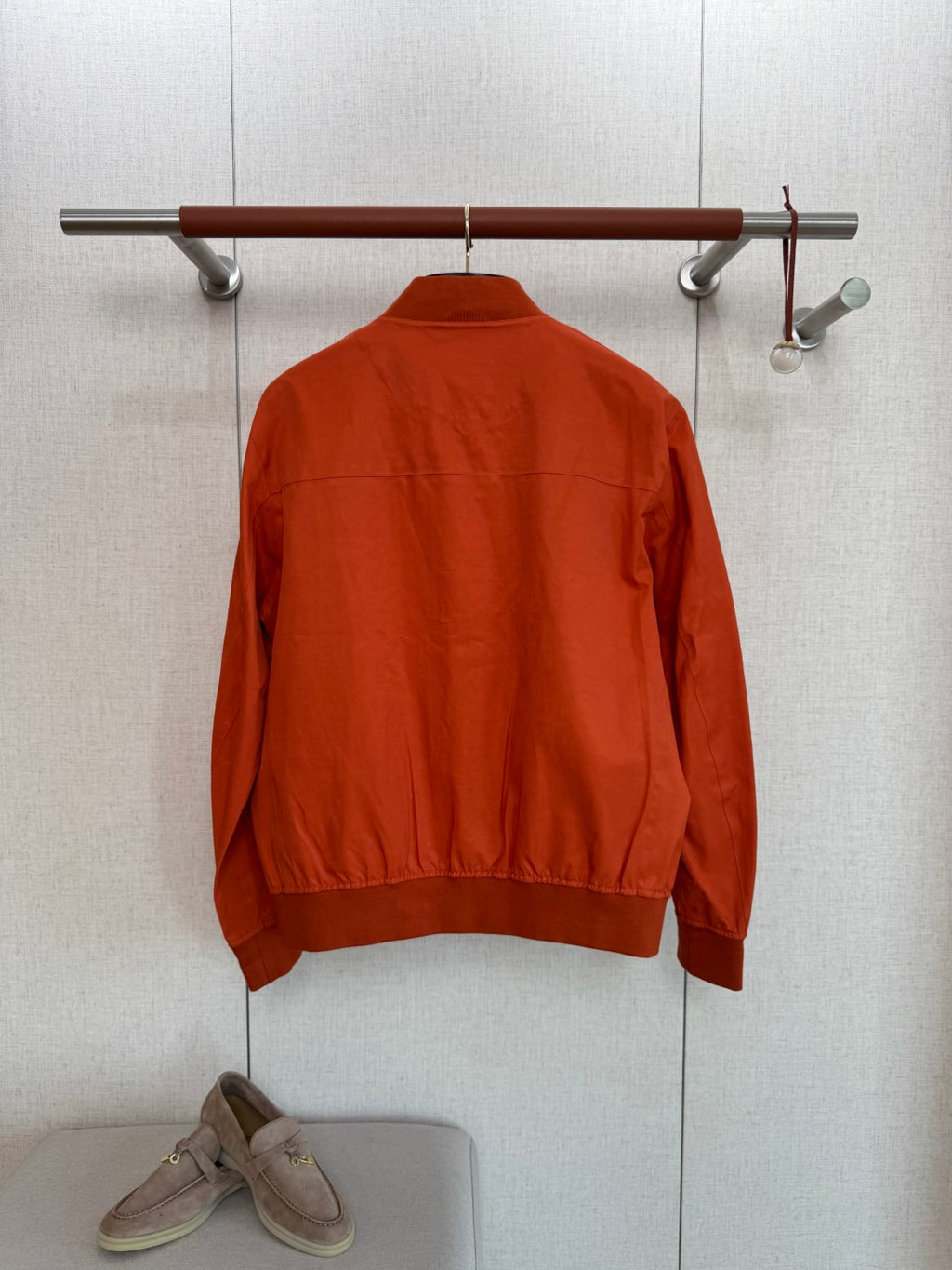 Loro Piana Orangefarbene Herren Jacke mit Reissverschluss und Fronttaschen aus leichtem Material