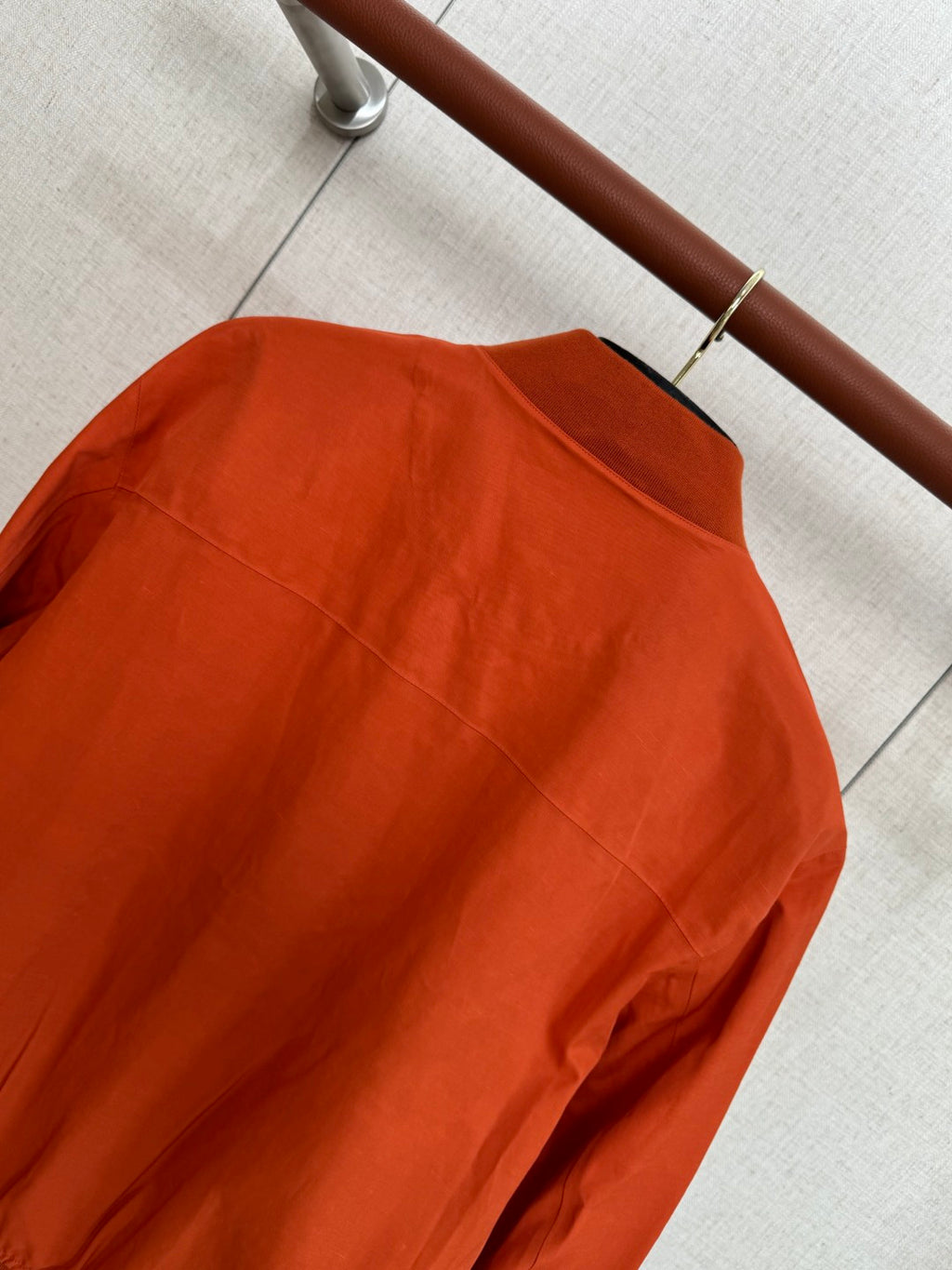 Loro Piana Orangefarbene Herren Jacke mit Reissverschluss und Fronttaschen aus leichtem Material