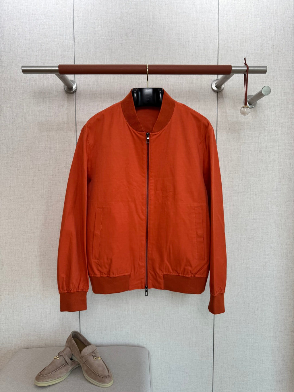 Loro Piana Orangefarbene Herren Jacke mit Reissverschluss und Fronttaschen aus leichtem Material