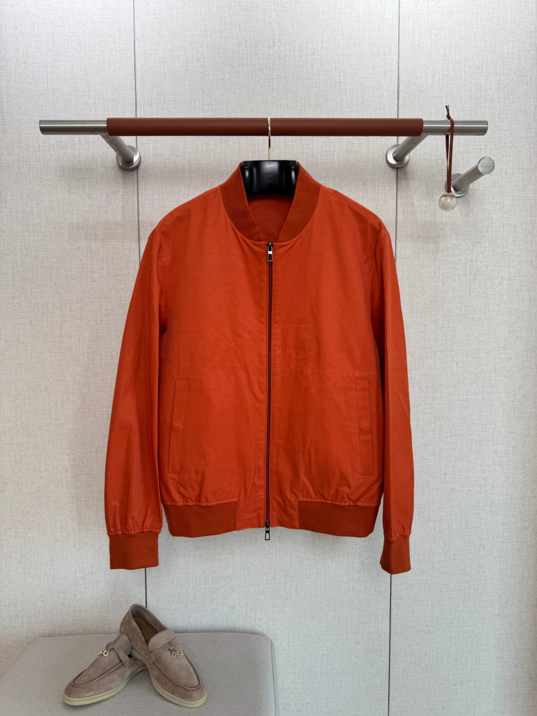 Loro Piana Orangefarbene Herren Jacke mit Reissverschluss und Fronttaschen aus leichtem Material