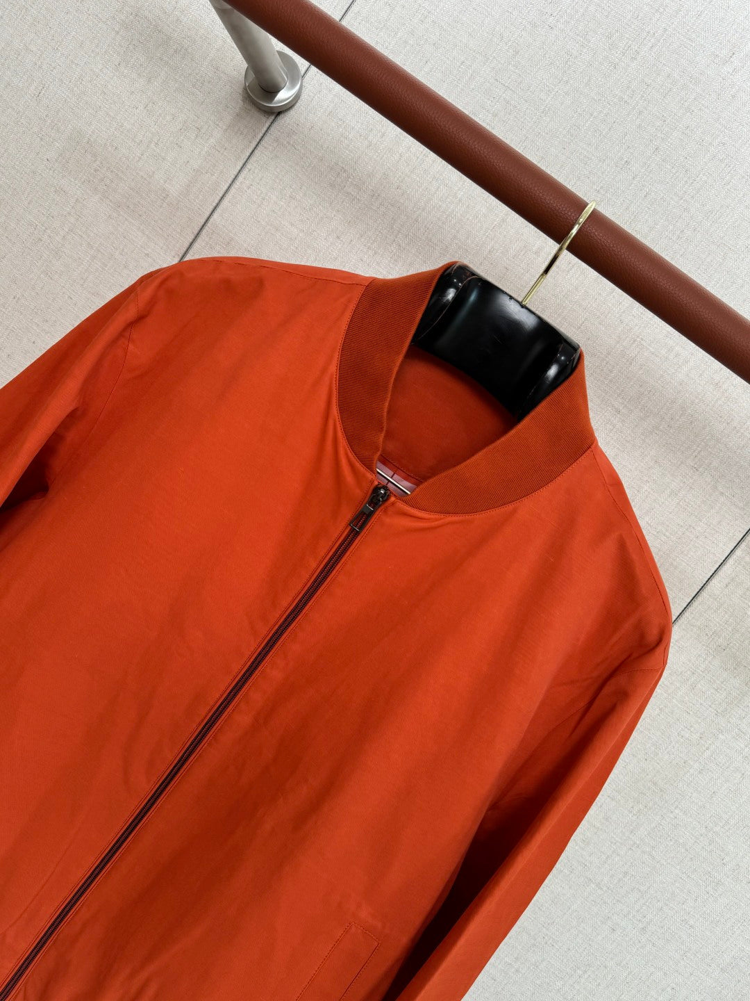 Loro Piana Orangefarbene Herren Jacke mit Reissverschluss und Fronttaschen aus leichtem Material