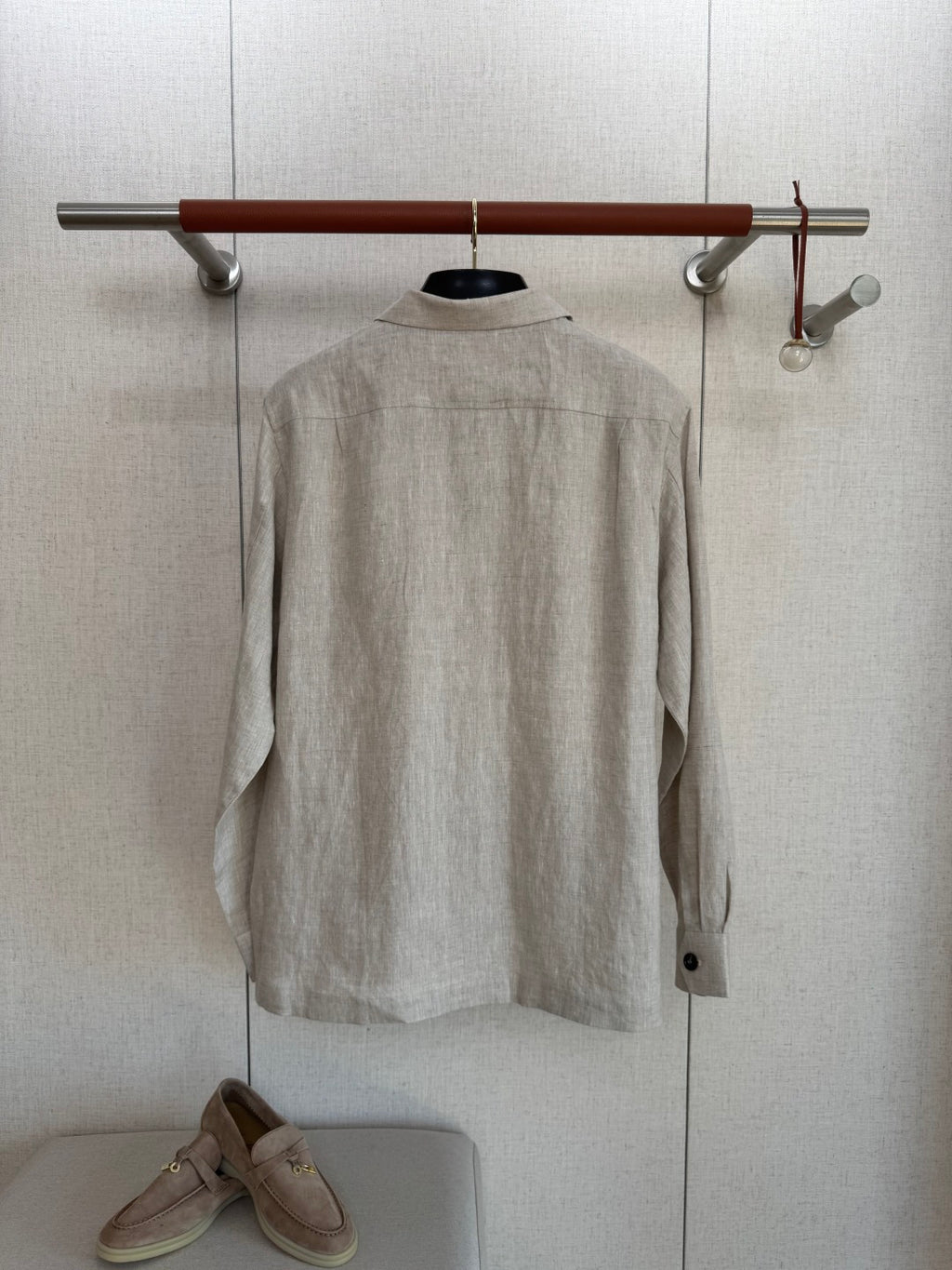 Brunello Cucinelli Hemd in Hellbeige aus leichtem Stoff mit vier Fronttaschen