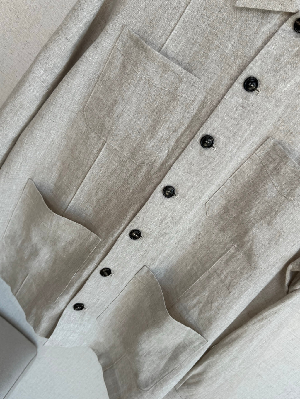 Brunello Cucinelli Hemd in Hellbeige aus leichtem Stoff mit vier Fronttaschen