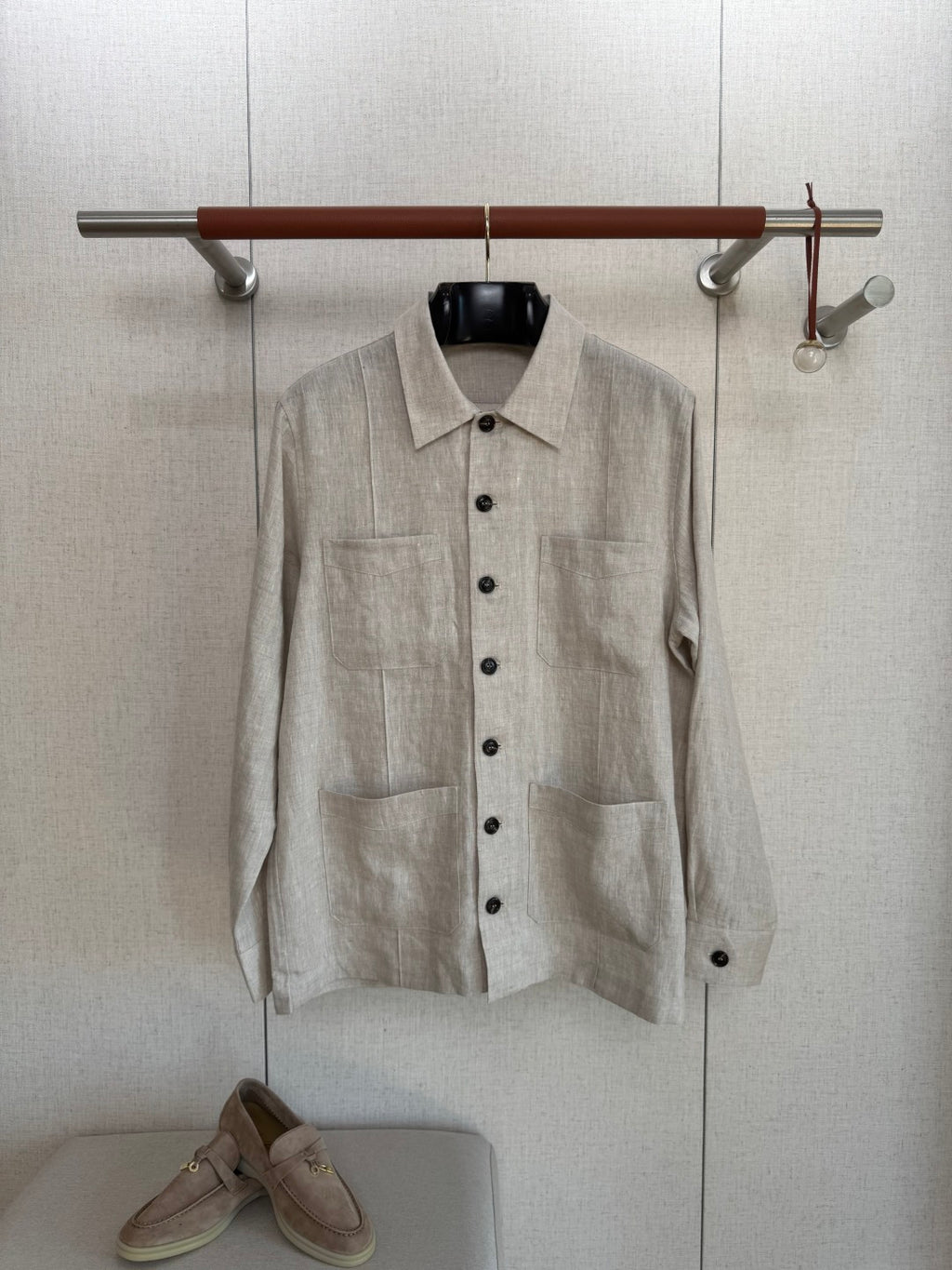 Brunello Cucinelli Hemd in Hellbeige aus leichtem Stoff mit vier Fronttaschen