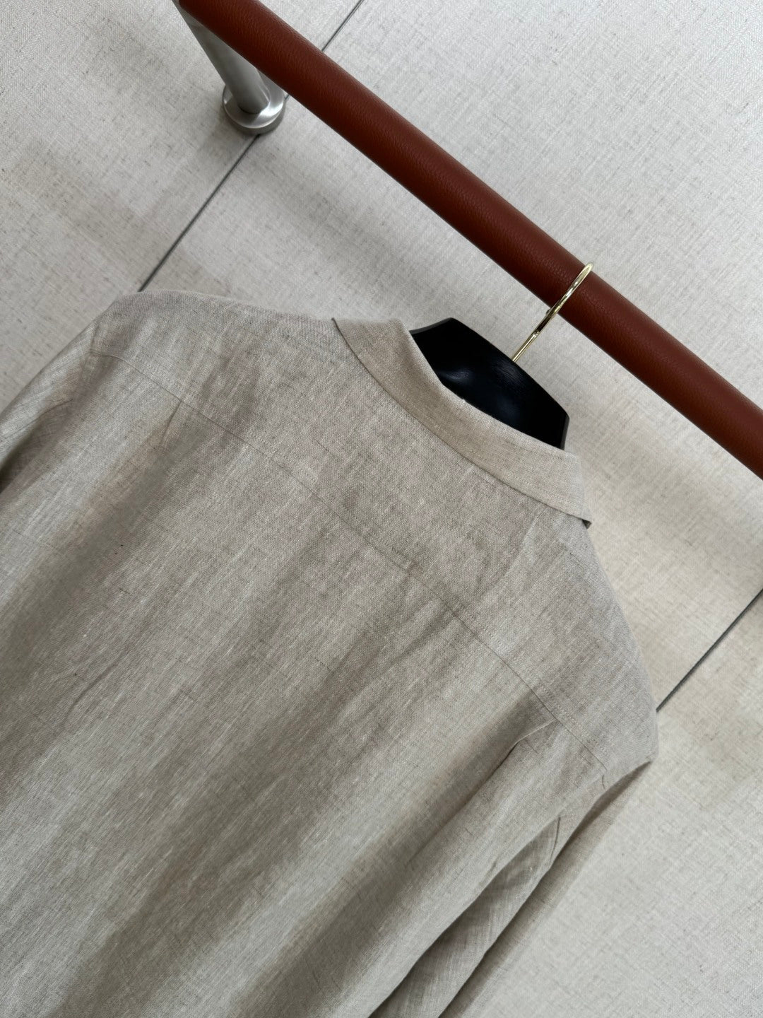 Brunello Cucinelli Hemd in Hellbeige aus leichtem Stoff mit vier Fronttaschen