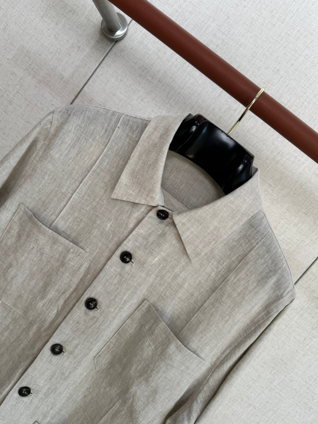 Brunello Cucinelli Hemd in Hellbeige aus leichtem Stoff mit vier Fronttaschen