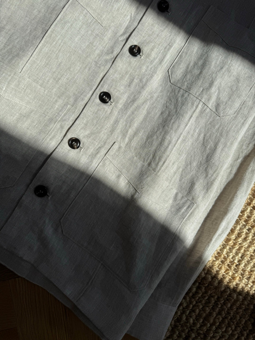 Brunello Cucinelli Hemd in Hellbeige aus leichtem Stoff mit vier Fronttaschen