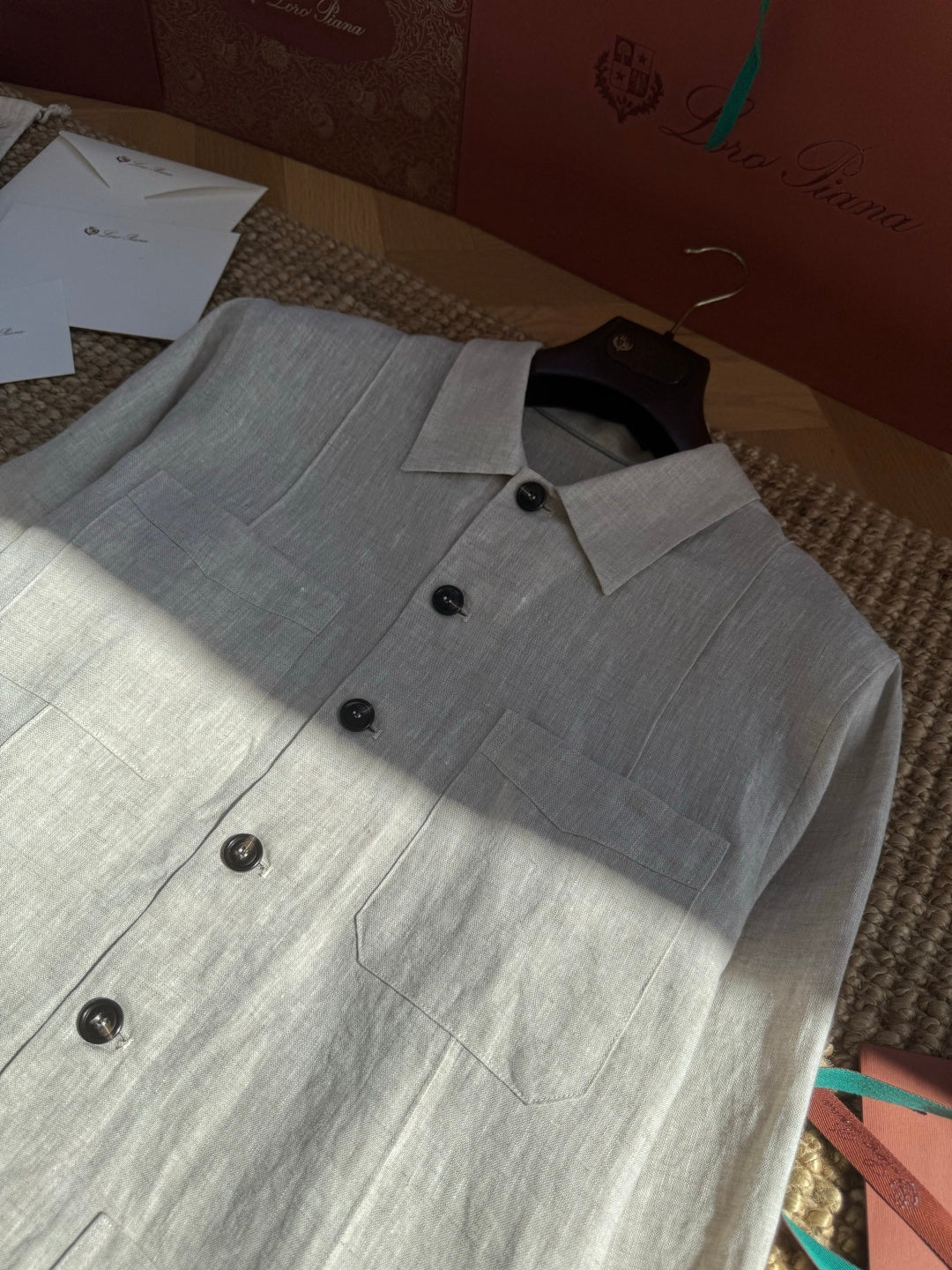 Brunello Cucinelli Hemd in Hellbeige aus leichtem Stoff mit vier Fronttaschen