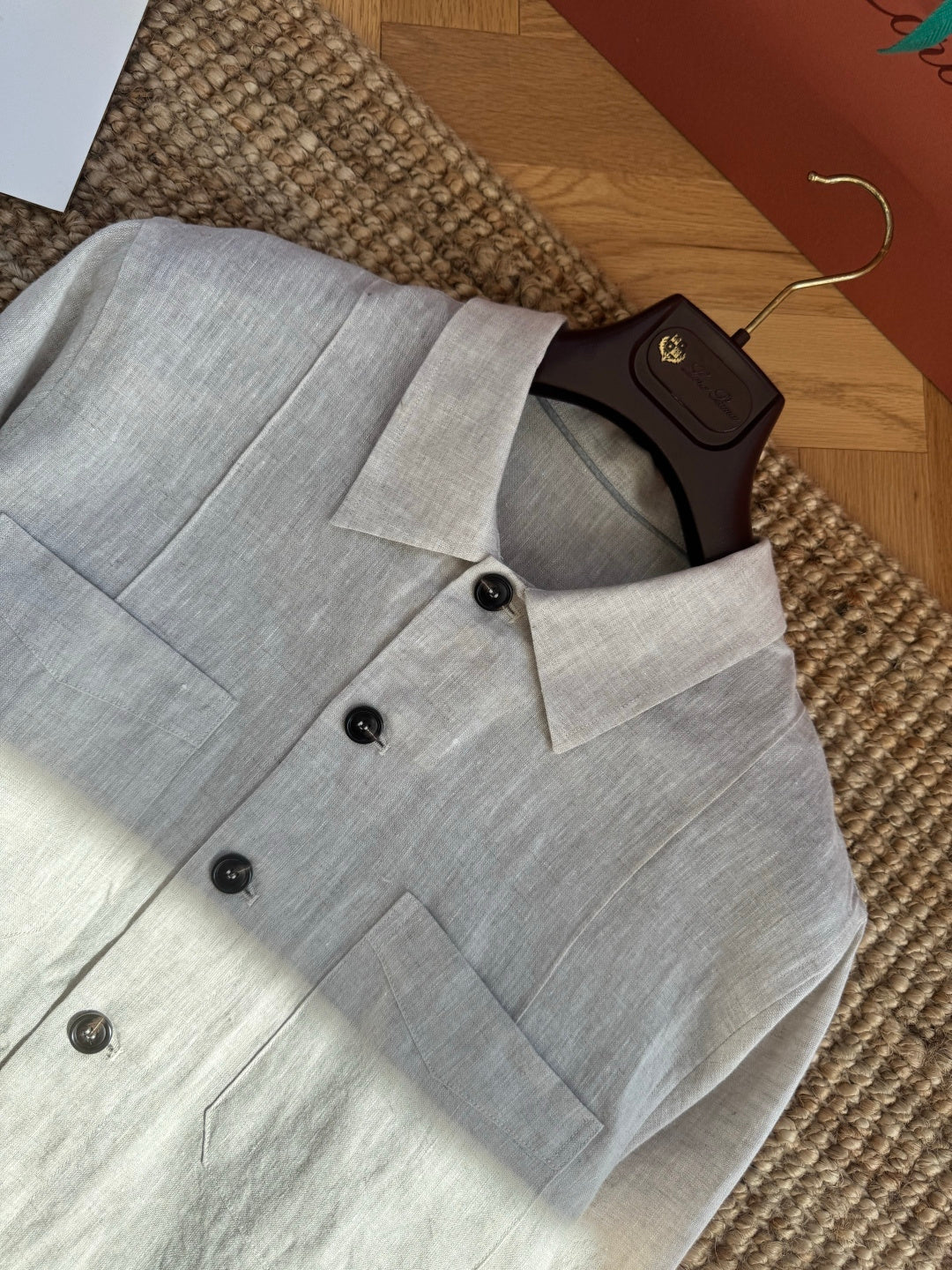 Brunello Cucinelli Hemd in Hellbeige aus leichtem Stoff mit vier Fronttaschen